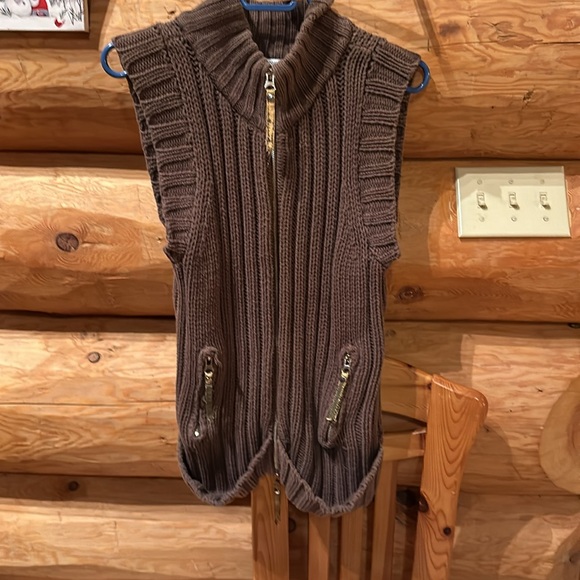 Very forest color some really cool zippers - Picture 2 of 5